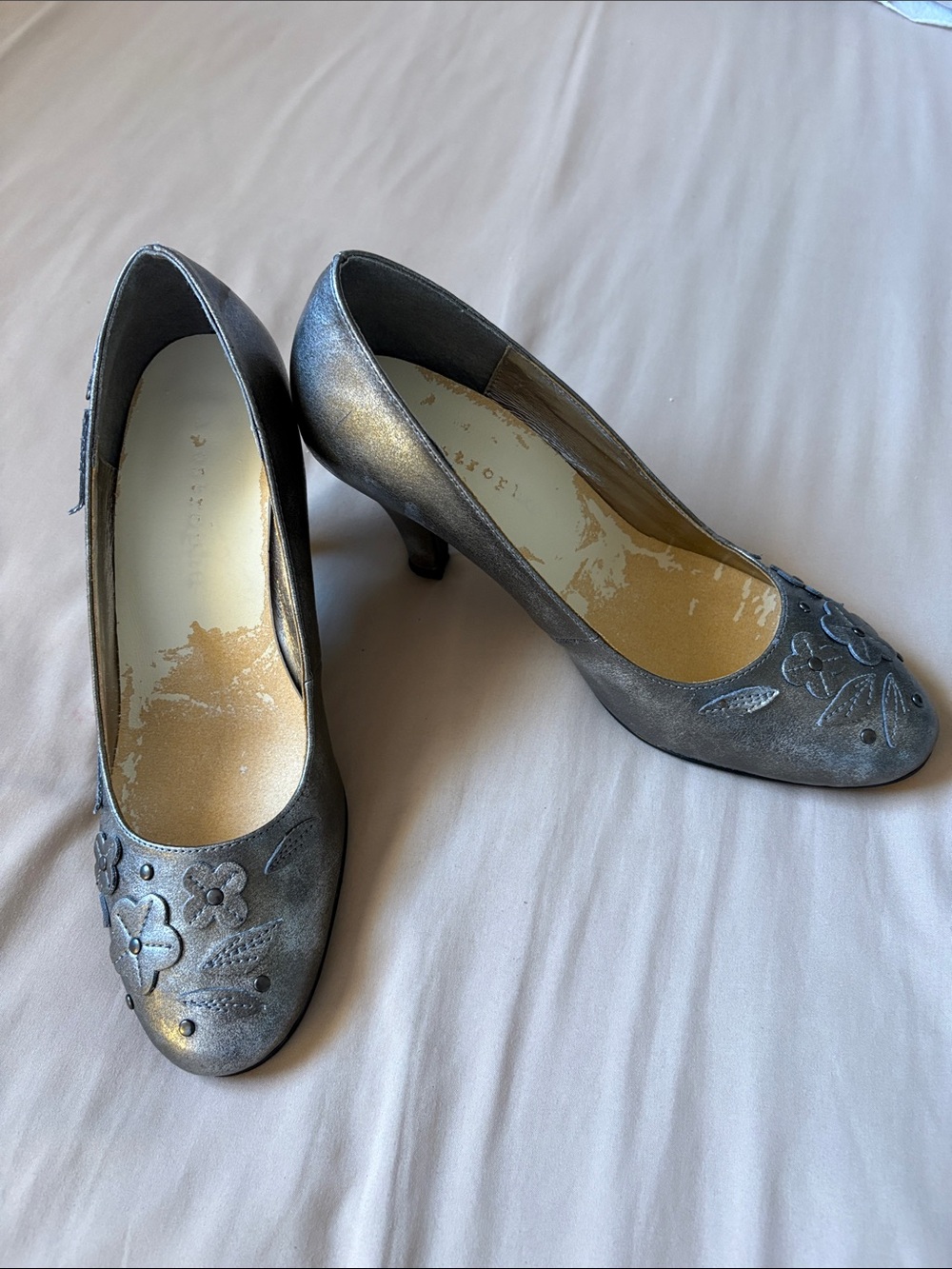 Apostrophe Metallic Gray Floral Detail Mid-Heel Pumps